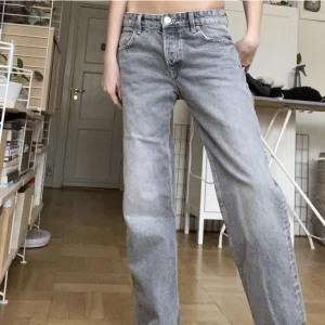 Lowwaist jeans - Så så snygga baggy lowwaist jeans från zara använda 1 gång så inprincip nyskick❤️