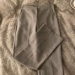Säljer mina gråa kostymbyxor ifrån ASOS. De är väldigt bekväma och snygga! Använda 2 gånger pågrund av att jag har ett par till. Nypris: 349kr, säljer för 130kr. 