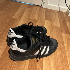 Adidas superstars - Ett par lite slitna adidas superstars