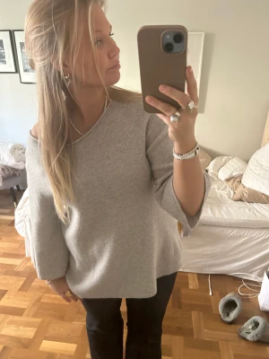 One shoulder tröja i 30% kashmir och 70% ull - Ull och kashmirtröja i en ljusgrå färg som är handgjord i Italien!