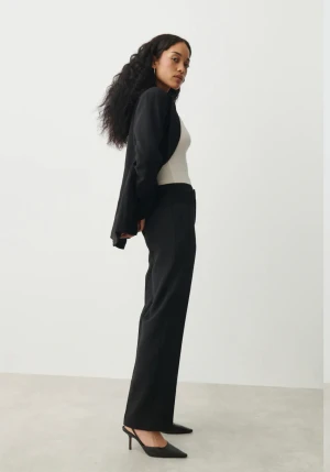 Kostymbyxor  - Kostymbyxor från Gina Tricot. Använda men i fint skick🖤 byxorna är en aning stora i storleken 