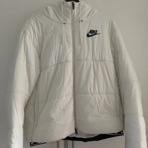 Nike jacka - Säljer en skön och varm vinterjacka i stl L 