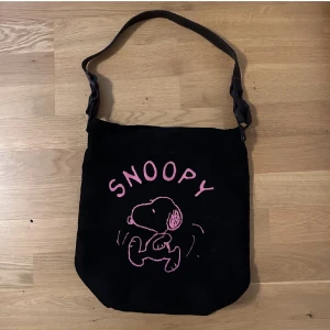 Tygväska - Super fin rosa och svart snobben tygväska med läder band och en magnet så att man kan stänga den för att minska risken för stöld💗