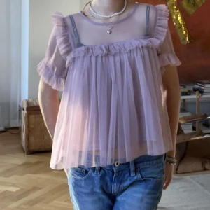 Blus - Säljer den här jättefina blusen med volanger från hm då jag tycker den är lite stor. 