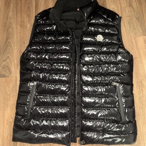 Moncler väst, glans - En väst som man kan ha under vår, höst och även sommar, eventuellt vintern den är ganska tjock. Storlek M men är stor i storlek. Priset kan diskuteras. 