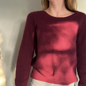 Stickad tröja  - Vinröd stickad tröja från acne🍷fint skick, nästan aldrig andvän. Mjuk och skön 