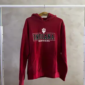 En vintage rivalry threads hoodie med college tryck.  Storlek medium.