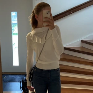 Volang tröja - Säljer denna tröja med volanger från Kappahl, finns inte att köpa längre. Storlek xs🩷