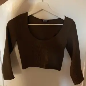 Säljer denna superfina långärmade tröjan med urringning från Zara i storlek xs-s:) I jättefint skick. Hör av er vid frågor:)