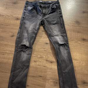 Fina mörkgråa jeans med hål på knäna! Bra kvalitet då dom inte är använda mycket alls! 💗(FSBN) 