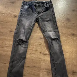 Fina mörkgråa jeans med hål på knäna! Bra kvalitet då dom inte är använda mycket alls! 💗(FSBN) 