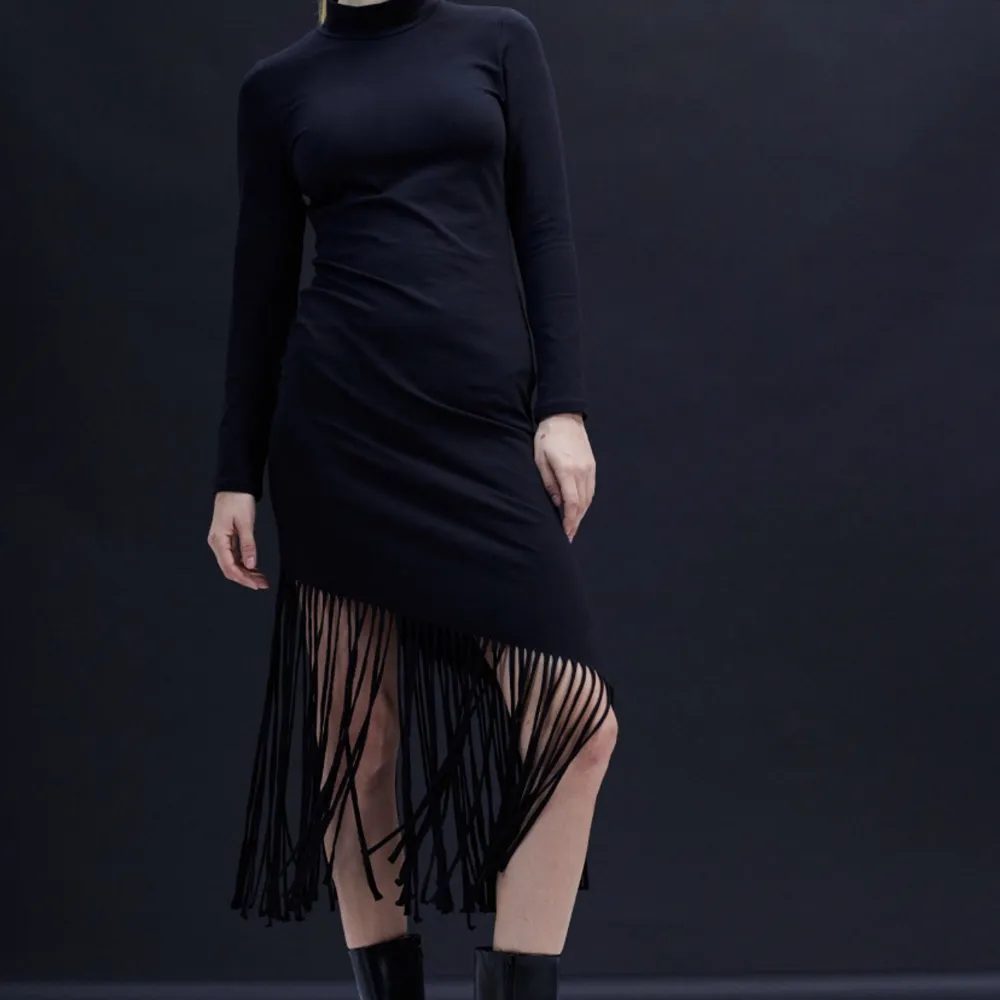 Säljer denna jättefina klänning i svart! Den är helt ny och i storlek xs!💌. Klänningar.