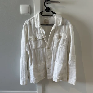 Linné overshirt East West - Stor flyttstädning Alla plagg i storlek S-M och passar ca 1.70-185cm samt 70-83kg  Finns i Uppsala