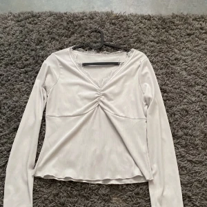 Spets topp - Nyskick, sitter som en S