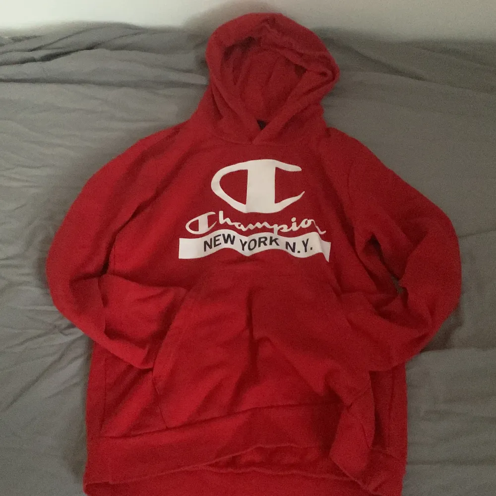 Röd Champion hoodie i fint skick, köpt från stadium för 11/12 år gamla (150/155) . Hoodies.