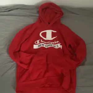 Röd Champion hoodie i fint skick, köpt från stadium för 11/12 år gamla (150/155) 
