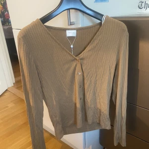 Brun kofta - Supersnygg kofta eller blus från Vila! 🤎Perfekt till hösten!  Köptes för 300kr!! 🤎