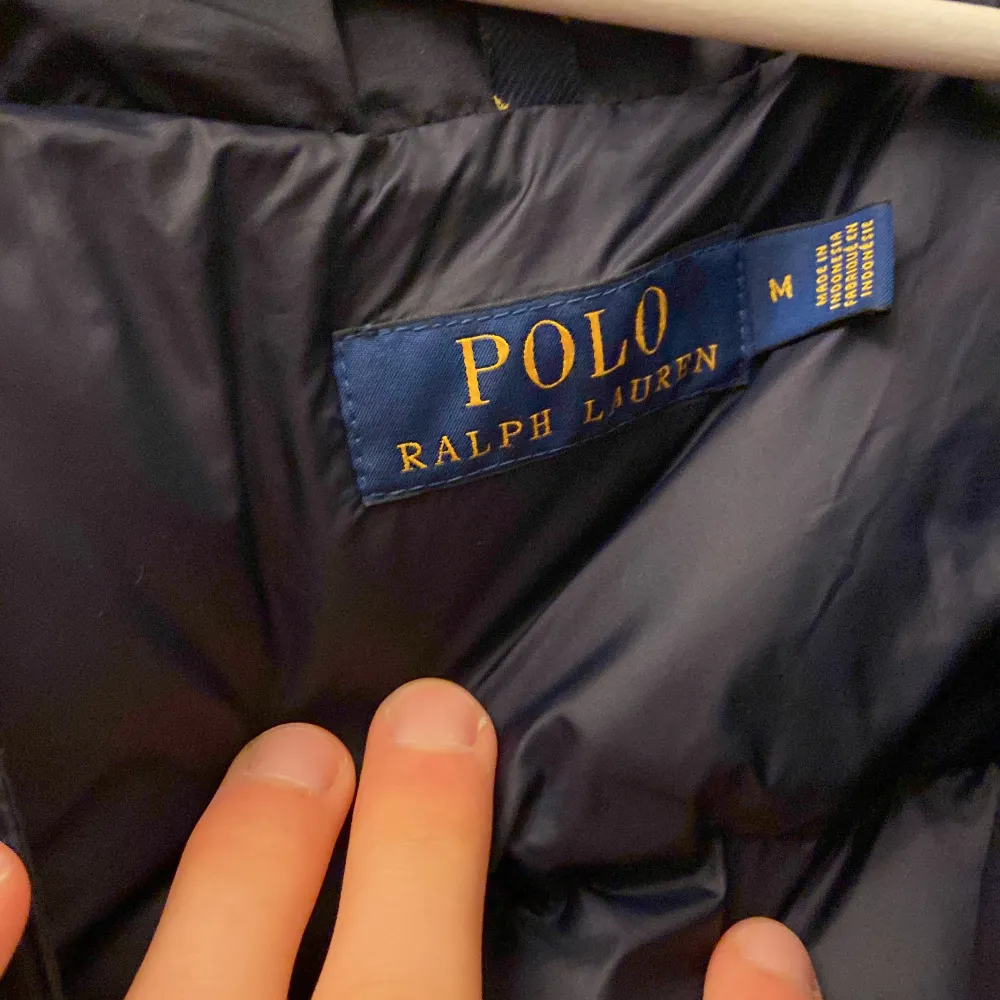 Polo Ralph lauren jacka i mörk blå färg använd under en säsong i gått skick förutom ett litet hål på baksidan av höger ärm som är lagat se bild  . Jackor.