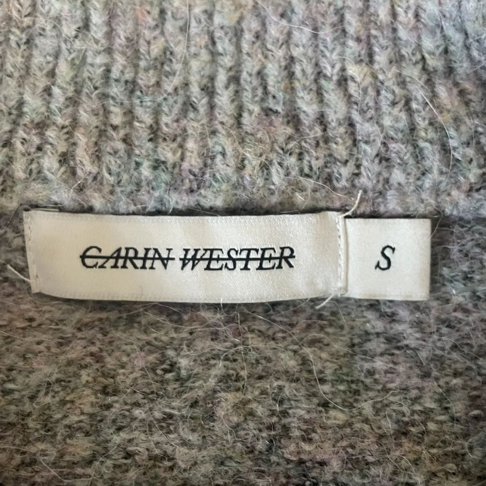 Super fin grå stickad tröja från Carin Wester!💓 Jätte trendig och så himla go och mysig🤗🤗. Stickat.