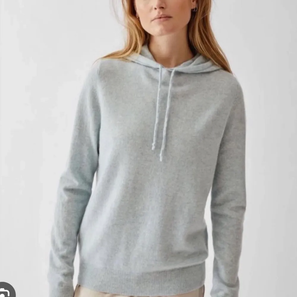Så snygg ljusblå hoodie från softgoat! 100% cashmere! Går inte att köpa längre! Nypris är ca 2000kr. Lite nopprig därav priset 💞skriv för fler bilder! . Tröjor & Koftor.