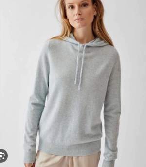 Så snygg ljusblå hoodie från softgoat! 100% cashmere! Går inte att köpa längre! Nypris är ca 2000kr. Lite nopprig därav priset 💞skriv för fler bilder! 