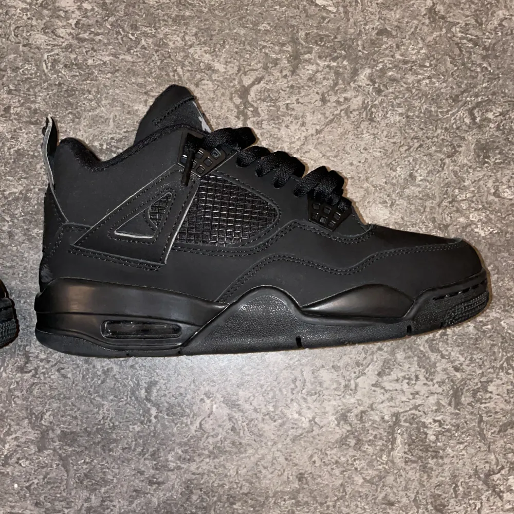 Jordan 4s black cats aldrig använda. Skor.