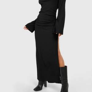 Helt ny klänning från boohoo i svart strukturerat material. 