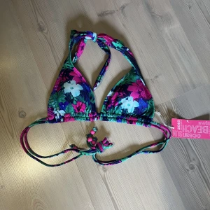 Bikinitopp  - Bikiniöverdel i storlek 36. Aldrig använd, lappen sitter fortfarande kvar. 30kr plus frakt.  Har mycket fler plagg ute tillsalu!