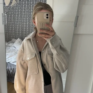 Kappa från Zara - En super fin kappa från Zara som passar perfekt till hösten, säljer pågrund av att den inte kommer till användning. Säljer för 450 kr pris kan diskuteras❤️