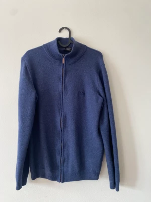 Hugo boss stickad - Stickad Hugo boss tröja Nypris 1899 kr Vintage Skriv vid frågor Pris förhandlingsbart Väldigt fint skick