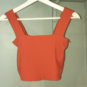 Fin roströd topp - En roströd topp från newyorker som använts väldigt få gånger.