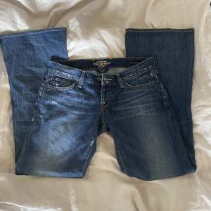 Super snygga lågmidjade jeans som aldrig kommer till användning💗 säljer för att jag tycker att dom är Lite för korta på mig tyvärr 