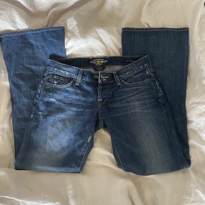 Lågmidjade jeans - Super snygga lågmidjade jeans som aldrig kommer till användning💗 säljer för att jag tycker att dom är Lite för korta på mig tyvärr 