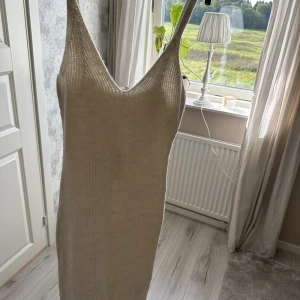 stickad klänning - Klänning från nelly som aldrig är använd (prislapp sitter på) jätte mysig stickad