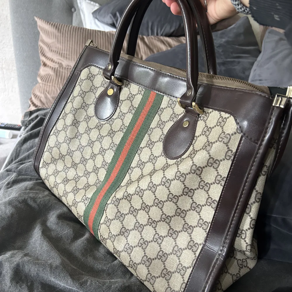 Gucci väska köpt på NK för många år sedan men skicket är fortfarande fint. Osäker på om denna modell säljs längre. Skriv privat vid frågor, pris kan diskuteras!. Väskor.