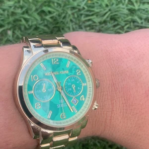 Michael kors klocka - Säljer min klocka som jag knappt använder. Det är äkta guld och nypris är runt 3000kr men har inget kvitto tyvärr