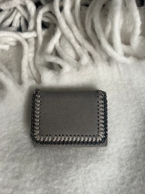 Stella Mccartney Plånbok - Säljer nu min jättefina och sparsamt använda plånbok från Stella Mccartney. Jättefin och inga defekter däremot finns inte kvittot kvar. 