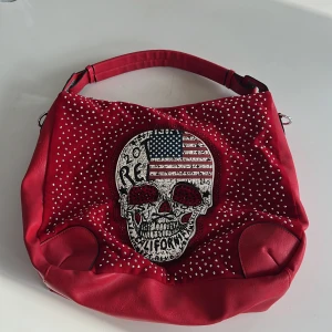 Y2k väska - Super cool väska köpt på myrornas secondhand. Super rymlig och praktisk, du får plats med skol dator och allt. Den har även flera fack på insidan. Den har inga skador och är i fint skick. Köpte för 270 säljer för 220&fri frakt.Skriv för mer bilder/info! 💕