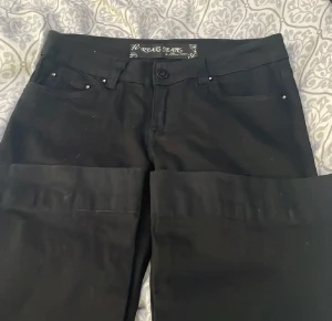 Reals Jeans by Diana 1989 - Säljer dessa lågmidjade jeans från Reals Jeans då de är för långa. Knappt använda , inga defekter. De är i flare/bootcut. Midjemått 37 cm innerbenslängd 82