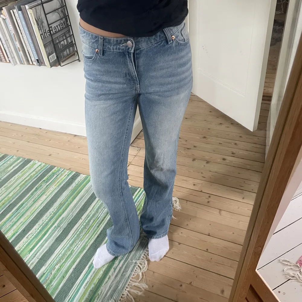 jeans från monki, använda max fem gånger så mkt fint skick. Jeans & Byxor.