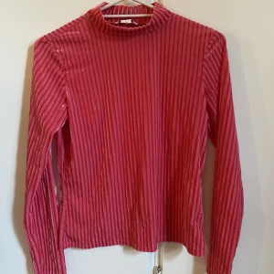 Randig tröja (mjukt material) - I toppen skick, passar tyvärr inte mig. Skönt material!! I explosivrosa färg. 