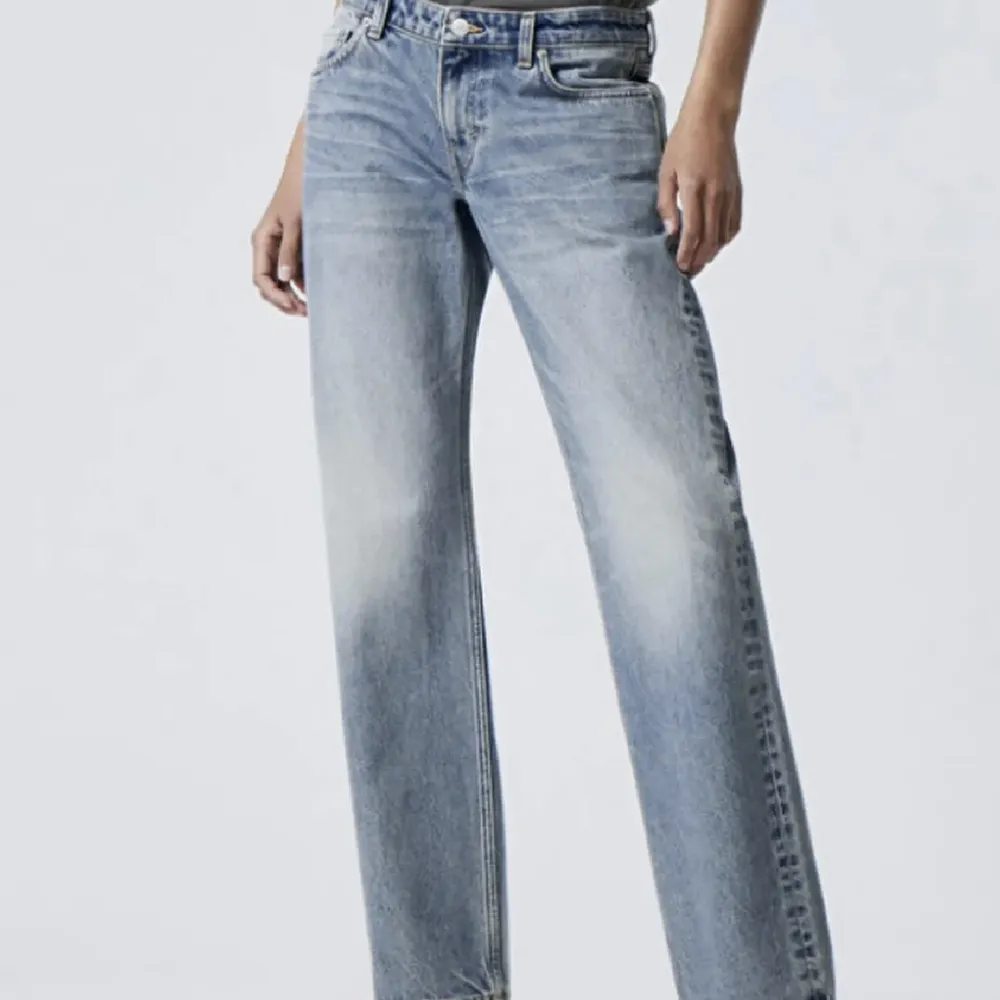 världens finaste lågmidjade raka jeans från weekday i modellen arrow straight leg, osäker på färg men skulle gissa harper blue, storlek 28/30 vilket motsvarar en 38💙. Jeans & Byxor.