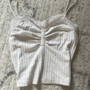 Vitt spetslinne - Vitt spetslinne från Even & Odd, nyskick! Använd gärna köp nu <3