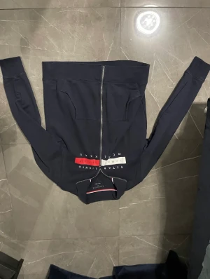 Tommy Hilfiger zip up - I princip helt ny använd typ 2 gånger 