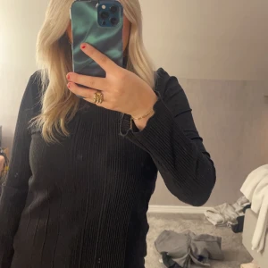 Svart långärmad ribbad - Svart långärmad ribbad från bikbok Använd fåtalet gånger  Storlek M med bra passform 