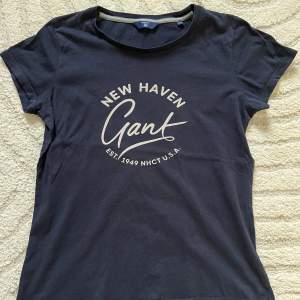 Marinblå T-shirt från Gant. Fint skick! ☺️