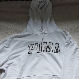 Vintage Puma Hoodie - Superfin vintage puma hoodie köpt på sellpy. Några fläckar på magen o ena armane som var där när jag köpte den men det går säkert att få bort och syns inte allt för väl.