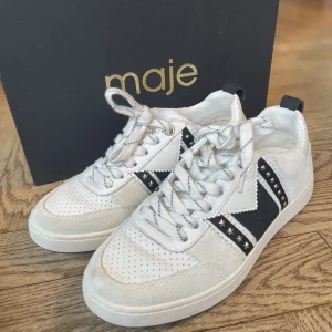 Maje skor - Säljer mina supersnygga Maje skor! Dem är endast använda en gång pga att de är för små. Hittar tyvärr inte hur mycket de kostade i nypris, tror därför att de har slutat säljas! Köparen står för frakten.