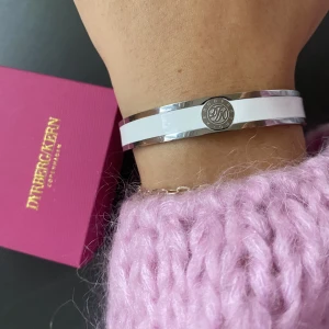 Dyrberg/Kern cuff  - Helt oanväd Dyrberg/Kern cuff i vit/silver. Nypris 699 säljer för 349. Storlek S. Box finns