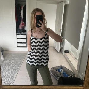 Linne - Ett as coolt linne köpt i Spanien 💓 funkar till fest, middag och skolan. Säljer bara för att jag inte får användning av det. Har typ ett svart vitt zick zack mönster❤️ skriv om ni har fler frågor